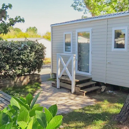 Casa moderna con terraza en un camping.