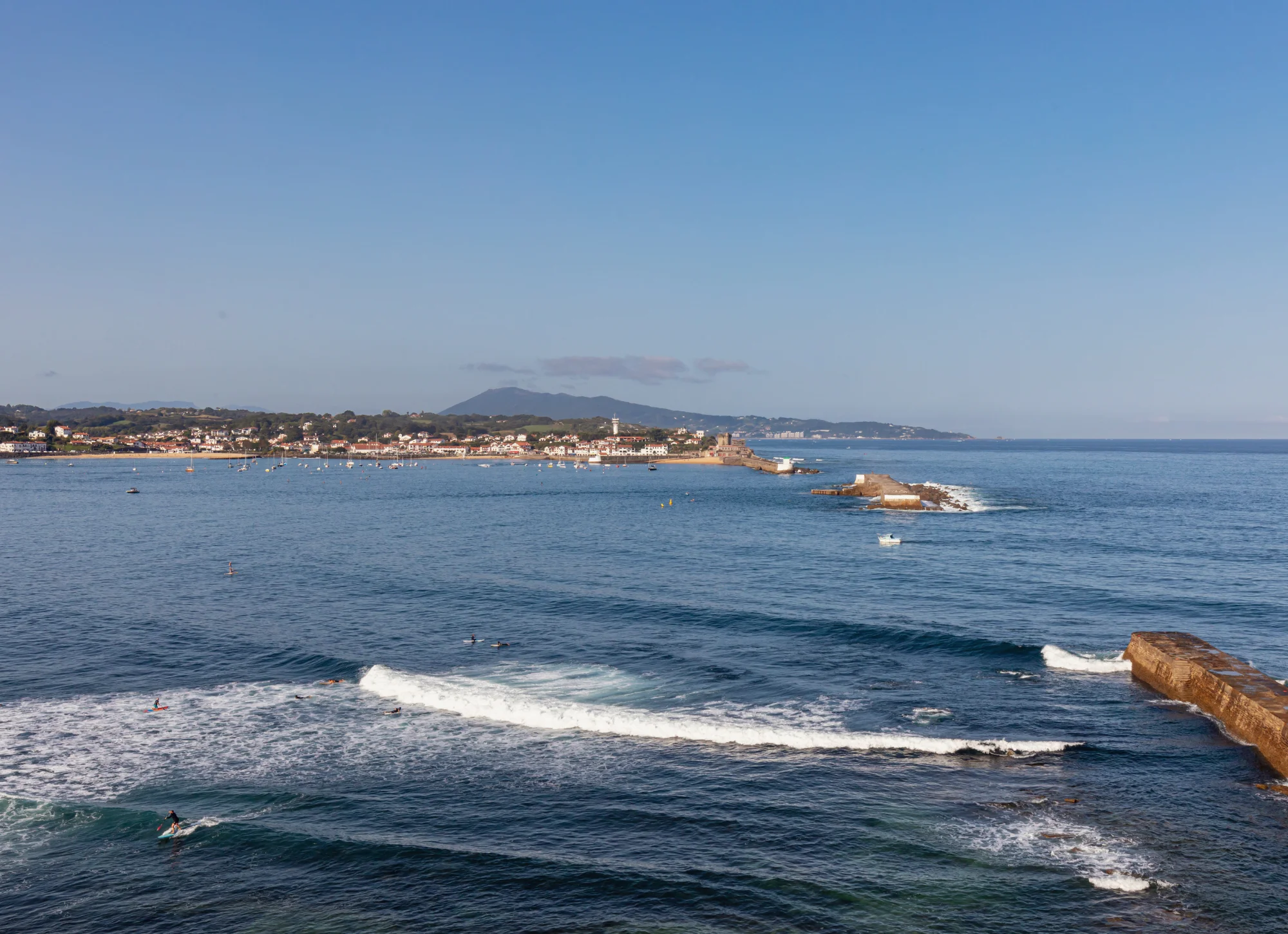 Côte basque vue sur la mer et montagnes.