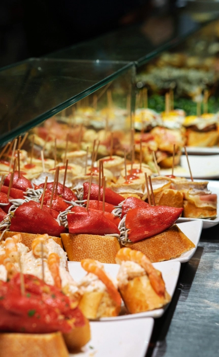 Assortiment de tapas espagnols sur comptoir.