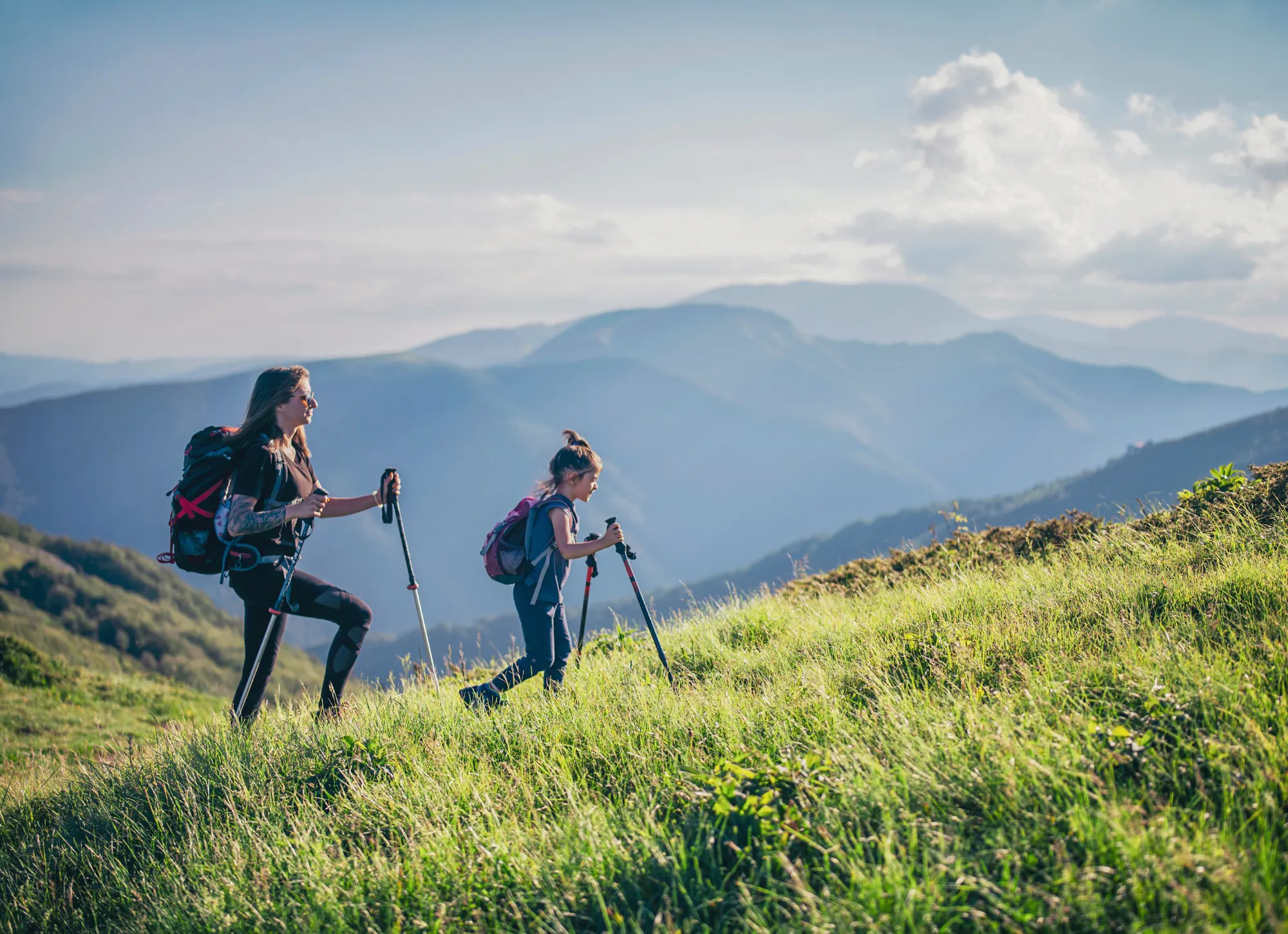 Paseos por la montaña en un día soleado