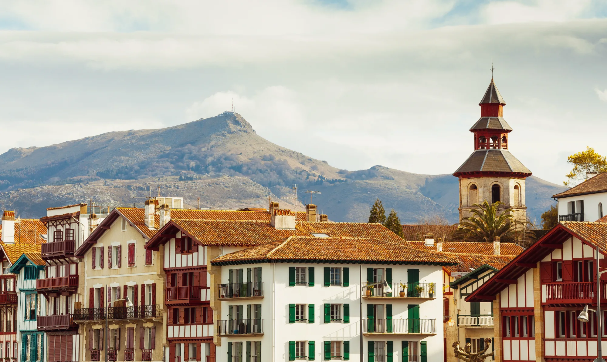 Maisons basques avec la rhune en arrière-plan