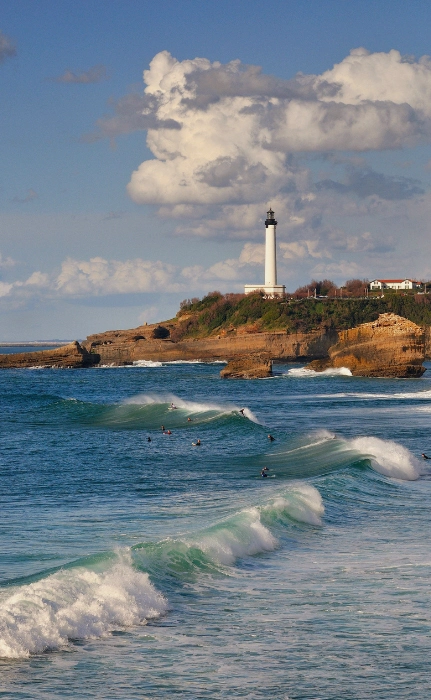 Faro en la costa vasca con olas